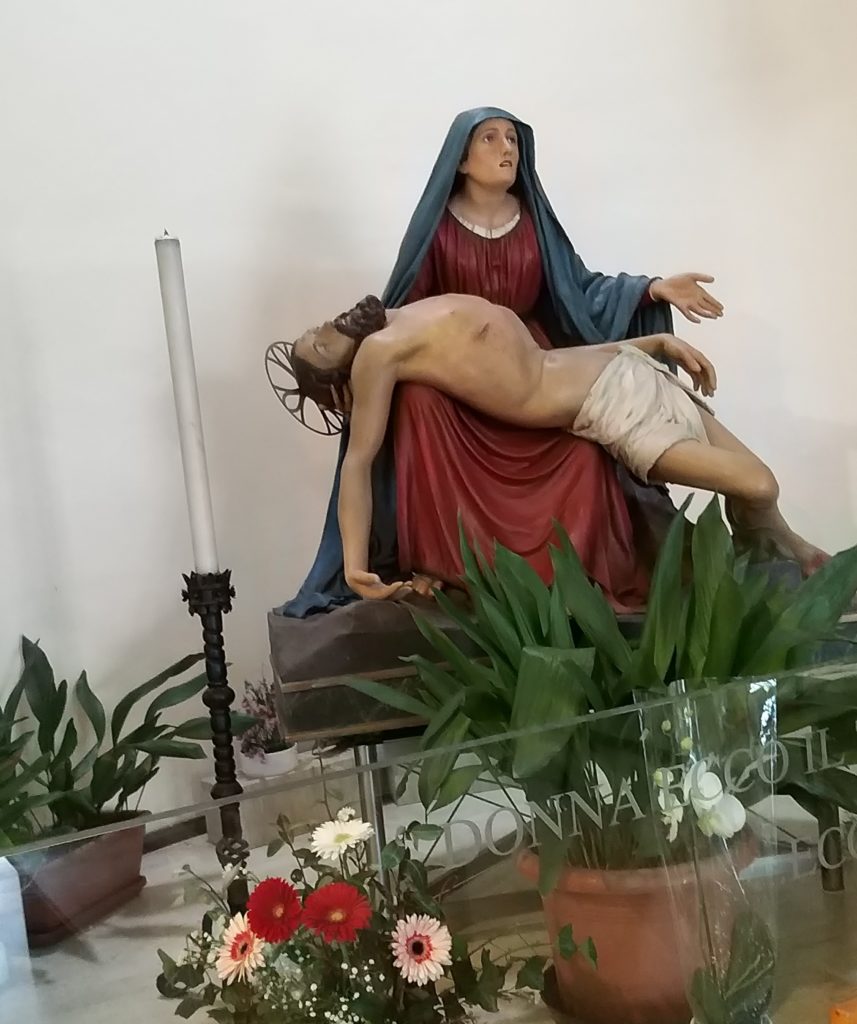 Statua Beata Vergine Addolorata presso la chiesa in Via Rangoni 26 Modena
