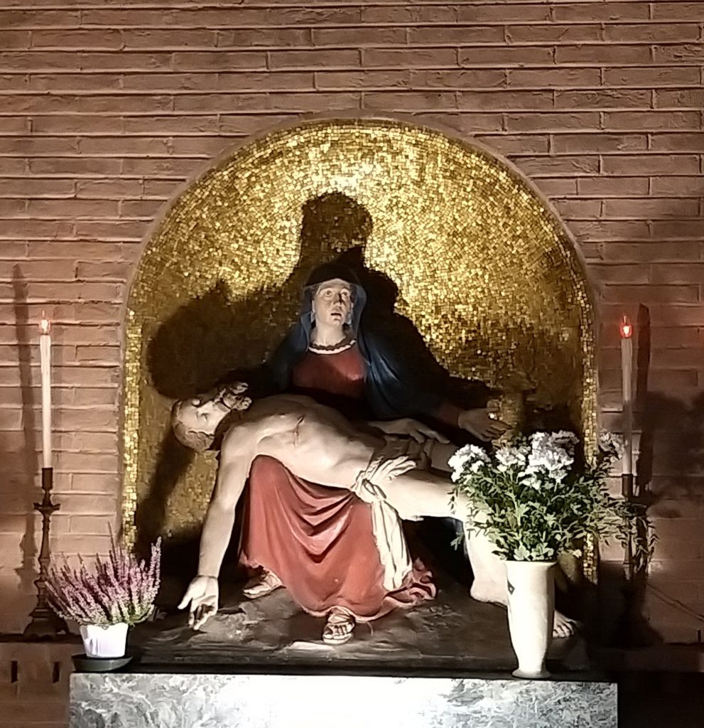 Statua Beata Vergine Addolorata presso il sacello in Via dei Servi Modena